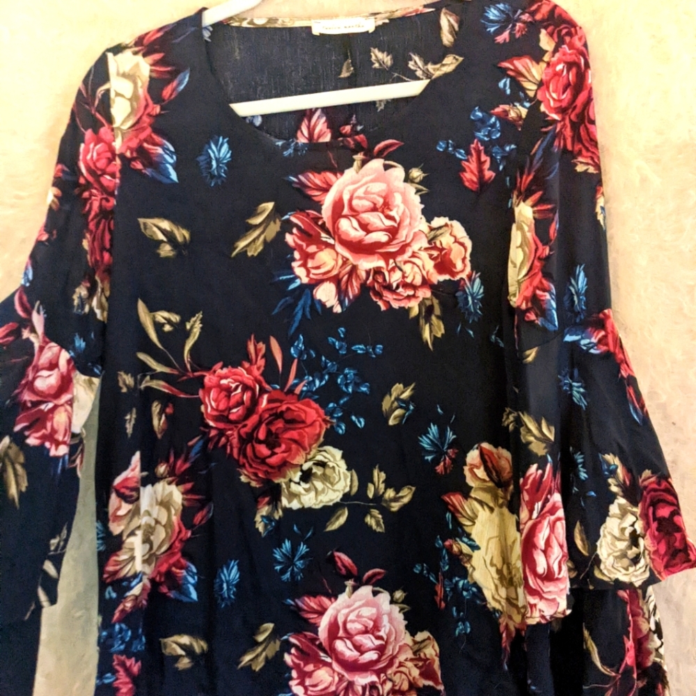 Floral Blouse with Ruffled Sleeve